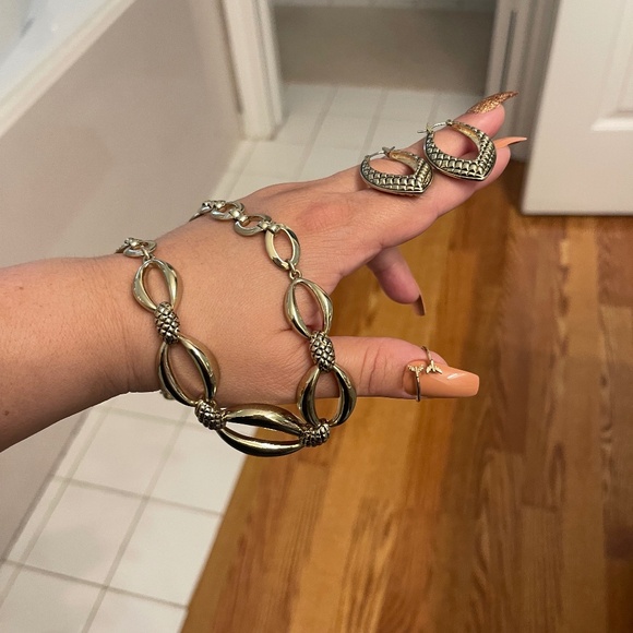 New with out tags “Naper” Gold with Black Accent Choker Necklace & Earrings - Picture 2 of 2